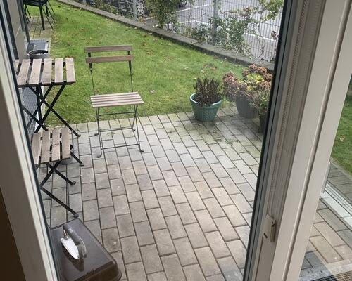 Skøn 2-værelses lejlighed med egen terrasse i attraktiv ejendom