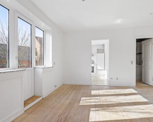 Flot og lys 2-værelses lejlighed med altan