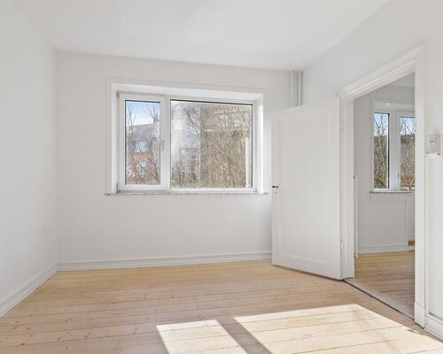 Flot og lys 2-værelses lejlighed med altan