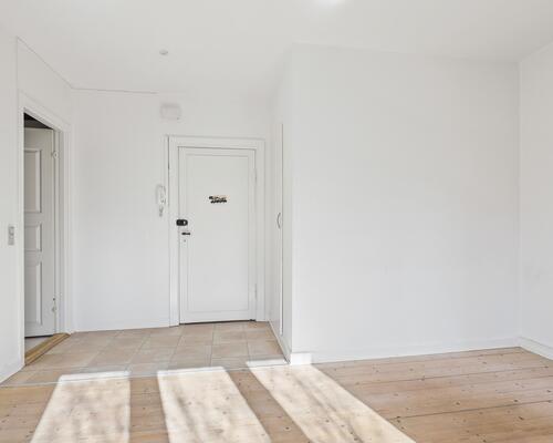 Flot og lys 2-værelses lejlighed med altan