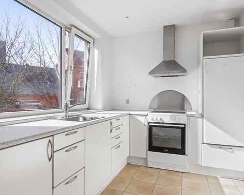 Flot og lys 2-værelses lejlighed med altan