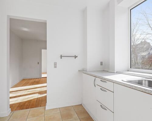 Flot og lys 2-værelses lejlighed med altan