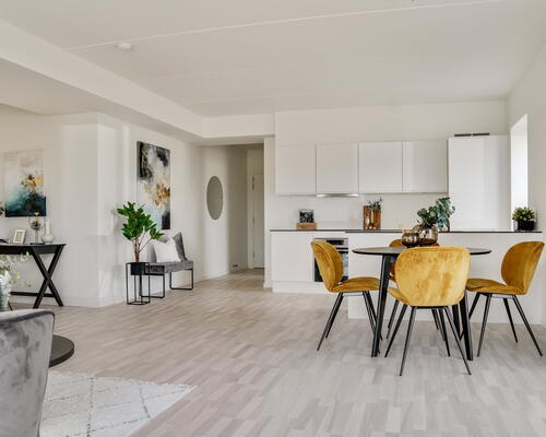 KUN 2 måneders depositium - Stor og lys hjørnelejlighed med fri udsigt