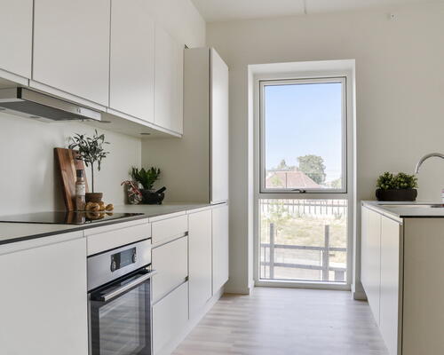 KUN 2 måneders depositium - Stor og lys hjørnelejlighed med fri udsigt