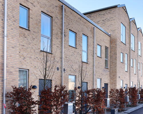 Skøn 2-værelses lejlighed med altan og stort soveværelse