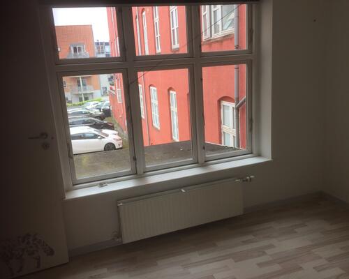 Flot lejlighed med altan på gågaden i Vejle