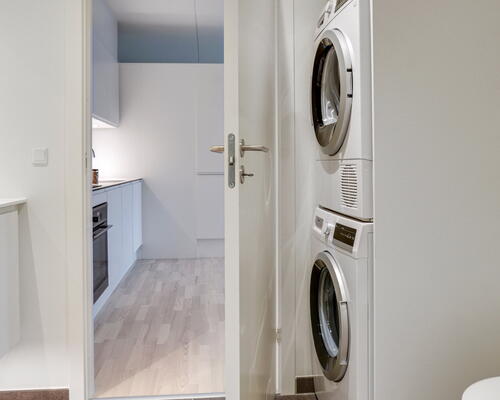 Stor og lys 2-værelses lejlighed med vestvendt altan