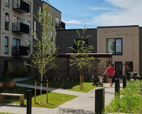 Stor og lys 2-værelses lejlighed med vestvendt altan