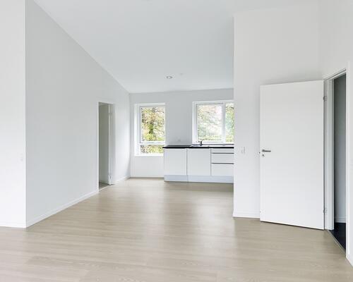 Lys og moderne 1. sals lejlighed med alt i hårde hvidevarer