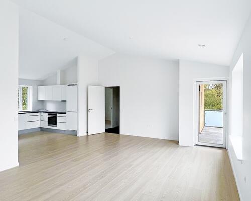 Lys og moderne 1. sals lejlighed med alt i hårde hvidevarer