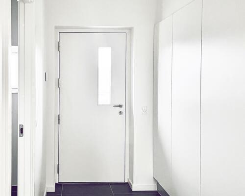 Lys og moderne 1. sals lejlighed med alt i hårde hvidevarer