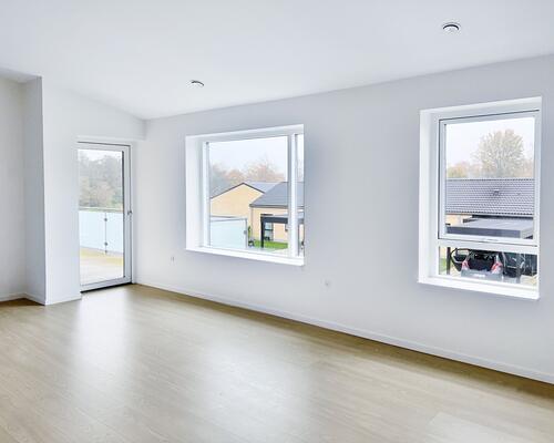 Lys og moderne 1. sals lejlighed med alt i hårde hvidevarer