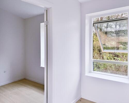 Lys og moderne 1. sals lejlighed med alt i hårde hvidevarer