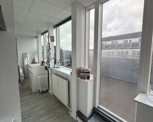 Lys 1-værelses med stor altan, bykig og elevator – 55 m2 med vaskemaskine