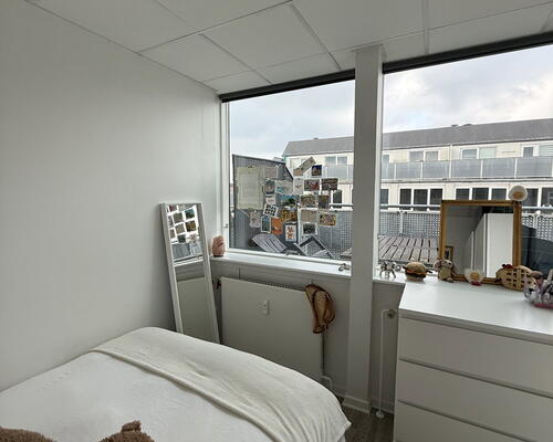 Lys 1-værelses med stor altan, bykig og elevator – 55 m2 med vaskemaskine