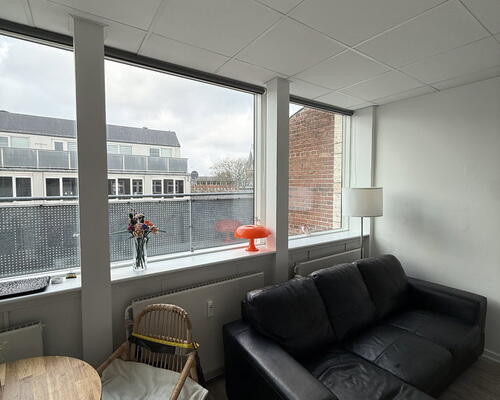 Lys 1-værelses med stor altan, bykig og elevator – 55 m2 med vaskemaskine