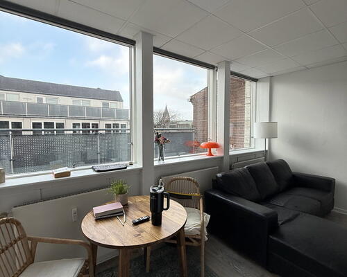 Lys 1-værelses med stor altan, bykig og elevator – 55 m2 med vaskemaskine