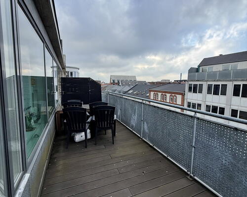 Lys 1-værelses med stor altan, bykig og elevator – 55 m2 med vaskemaskine