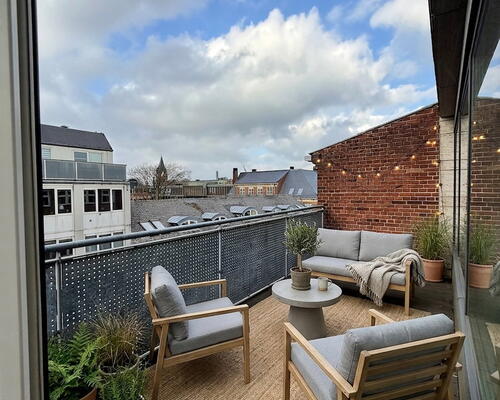 Lys 1-værelses med stor altan, bykig og elevator – 55 m2 med vaskemaskine