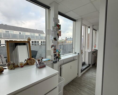 Lys 1-værelses med stor altan, bykig og elevator – 55 m2 med vaskemaskine