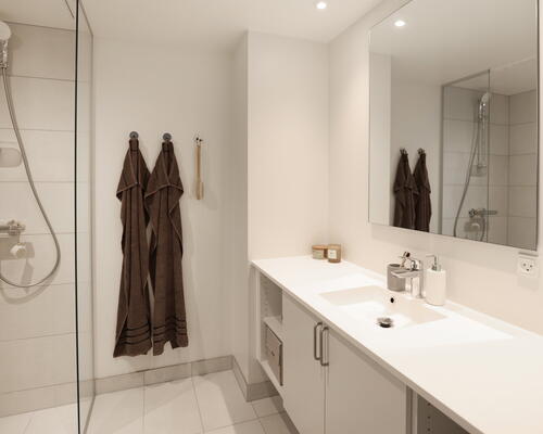 Flot 4-værelses rækkehus med god planløsning, ekstra opbevarings plads, to toiletter og dejlig sydvendt terrasse og have - Ingen bindingsperiode!