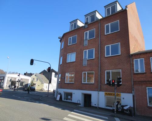 Stor nyere renoveret 4. værelses lejlighed