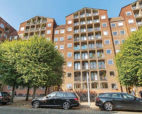 Flot, velholdt møbleret lejlighed roligt beliggende i eftertragtet kvarter ved offentligt parkeringsområde og et stenkast til Kongens Have, caféer, restauranter m.v.