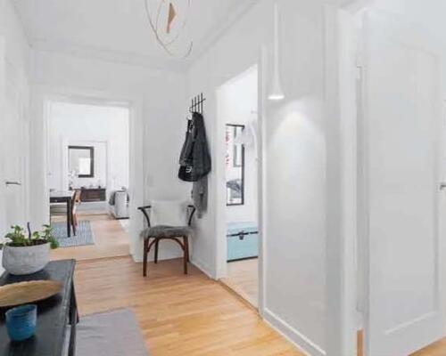 Flot, velholdt møbleret lejlighed roligt beliggende i eftertragtet kvarter ved offentligt parkeringsområde og et stenkast til Kongens Have, caféer, restauranter m.v.