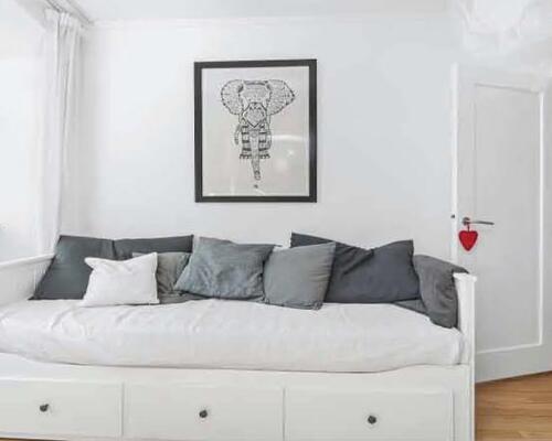 Flot, velholdt møbleret lejlighed roligt beliggende i eftertragtet kvarter ved offentligt parkeringsområde og et stenkast til Kongens Have, caféer, restauranter m.v.