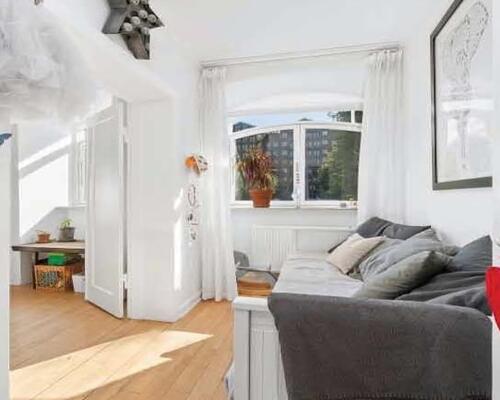 Flot, velholdt møbleret lejlighed roligt beliggende i eftertragtet kvarter ved offentligt parkeringsområde og et stenkast til Kongens Have, caféer, restauranter m.v.