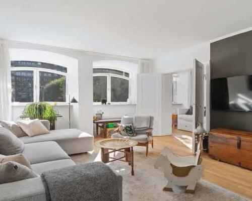 Flot, velholdt møbleret lejlighed roligt beliggende i eftertragtet kvarter ved offentligt parkeringsområde og et stenkast til Kongens Have, caféer, restauranter m.v.