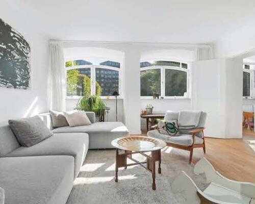 Flot, velholdt møbleret lejlighed roligt beliggende i eftertragtet kvarter ved offentligt parkeringsområde og et stenkast til Kongens Have, caféer, restauranter m.v.