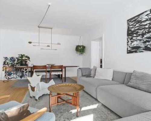 Flot, velholdt møbleret lejlighed roligt beliggende i eftertragtet kvarter ved offentligt parkeringsområde og et stenkast til Kongens Have, caféer, restauranter m.v.