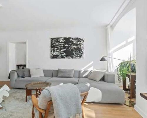 Flot, velholdt møbleret lejlighed roligt beliggende i eftertragtet kvarter ved offentligt parkeringsområde og et stenkast til Kongens Have, caféer, restauranter m.v.