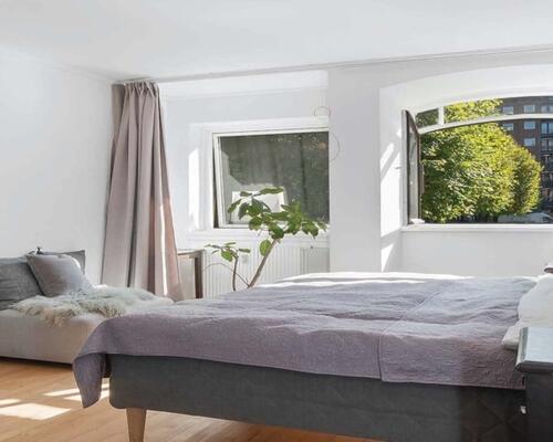 Flot, velholdt møbleret lejlighed roligt beliggende i eftertragtet kvarter ved offentligt parkeringsområde og et stenkast til Kongens Have, caféer, restauranter m.v.