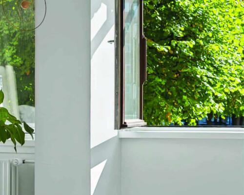 Flot, velholdt møbleret lejlighed roligt beliggende i eftertragtet kvarter ved offentligt parkeringsområde og et stenkast til Kongens Have, caféer, restauranter m.v.