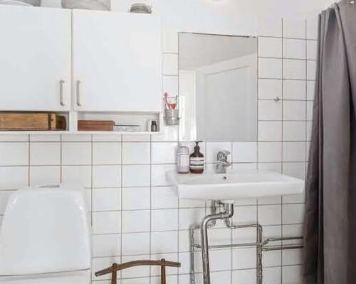 Flot, velholdt møbleret lejlighed roligt beliggende i eftertragtet kvarter ved offentligt parkeringsområde og et stenkast til Kongens Have, caféer, restauranter m.v.