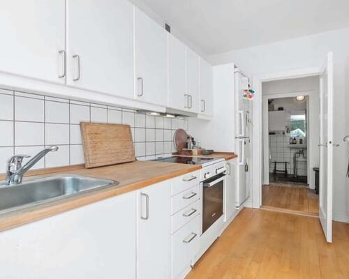 Flot, velholdt møbleret lejlighed roligt beliggende i eftertragtet kvarter ved offentligt parkeringsområde og et stenkast til Kongens Have, caféer, restauranter m.v.