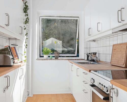 Flot, velholdt møbleret lejlighed roligt beliggende i eftertragtet kvarter ved offentligt parkeringsområde og et stenkast til Kongens Have, caféer, restauranter m.v.