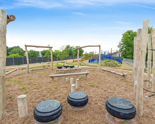 God 4-værelses lejlighed med altan, lyst køkken-alrum og alt i hårde hvidevarer - Ingen bindingsperiode!