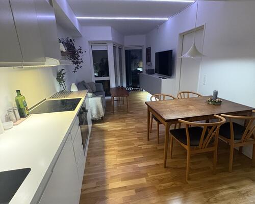 Skøn 2-værelses lejlighed med egen terrasse i attraktiv ejendom