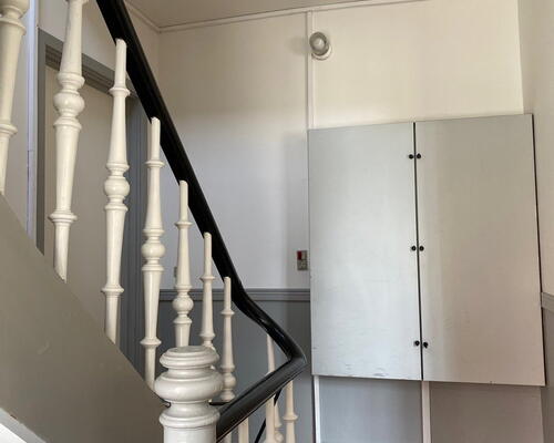 Lys og velindrettet lejlighed med bynær placering