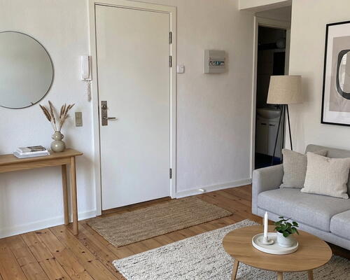 Lys og velindrettet lejlighed med bynær placering