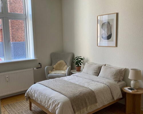 Lys og velindrettet lejlighed med bynær placering