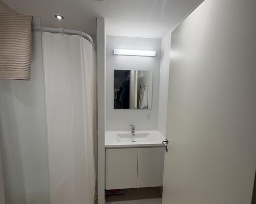 Skøn 2-værelses lejlighed med egen terrasse i attraktiv ejendom