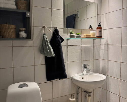 Hyggelig lejlighed med bynær placering