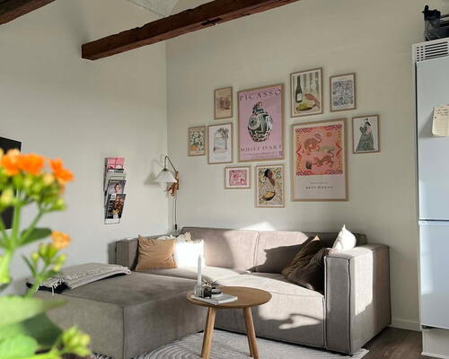 Lys lejlighed med synlige bjælker.