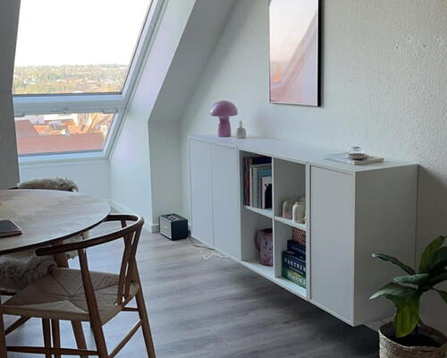 Lys lejlighed med synlige bjælker.