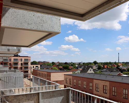 Skøn og veludnyttet 5-værelses lejlighed med lyst køkken-alrum, god planløsning og stor altan ud til gården - Ingen bindingsperiode!