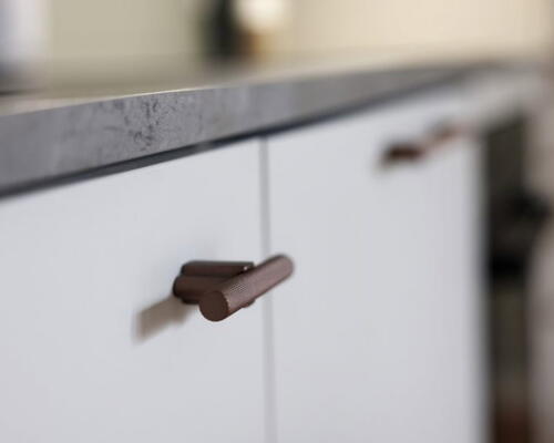 1 vær. bolig i UN17 Lunden - et bofællesskab for dig over 40 år Lys stue og køkkenalrum i åben forbindelse